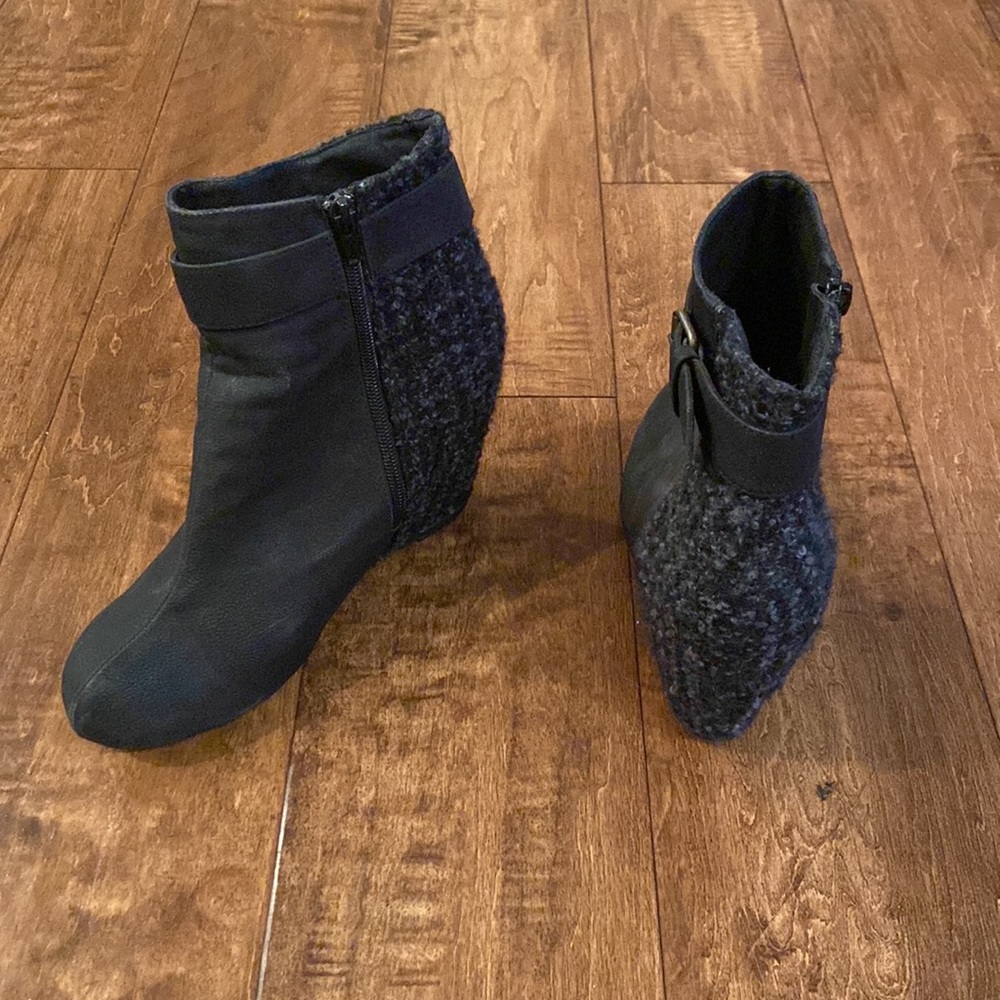 Black wedge boots